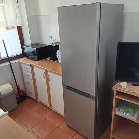 Malenica, Njivice, Croatia, 200 M From The Sea Lägenhet