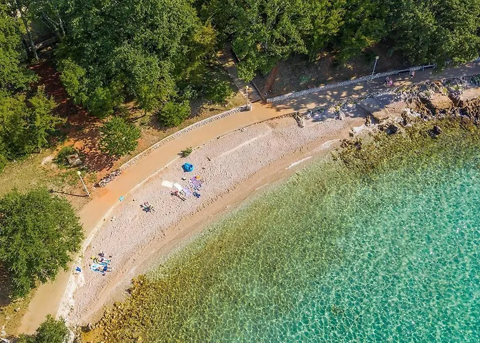 Appartamento Malenica, Njivice, Croatia, 200 M From The Sea Njivice