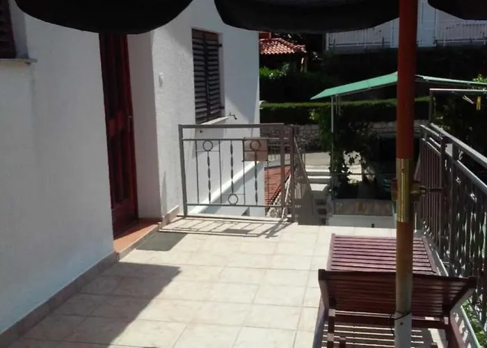 Malenica, Njivice, Croatia, 200 M From The Sea Apartment *