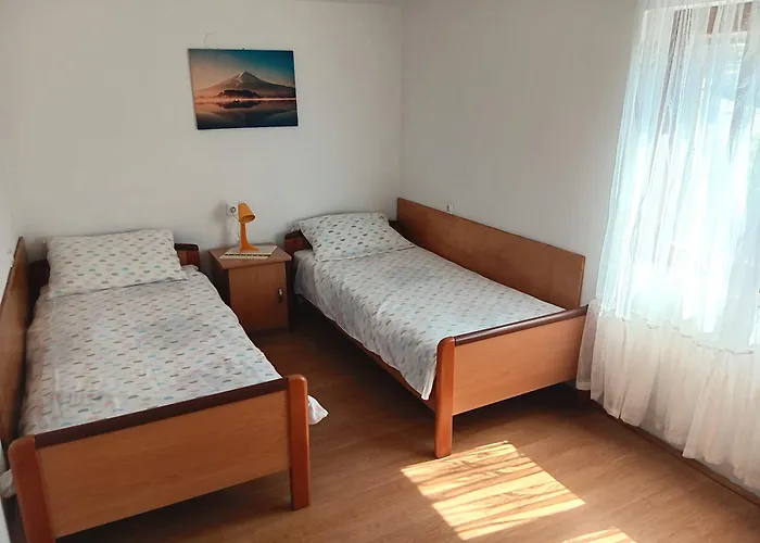 Appartamento Malenica, Njivice, Croatia, 200 M From The Sea *