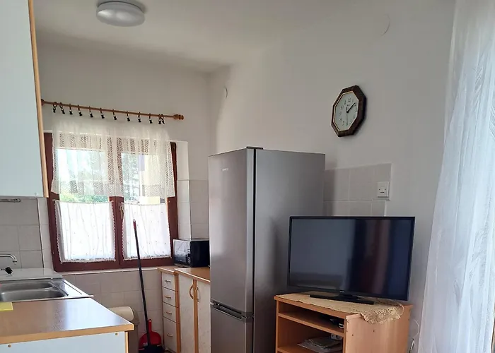 Appartamento Malenica, Njivice, Croatia, 200 M From The Sea *