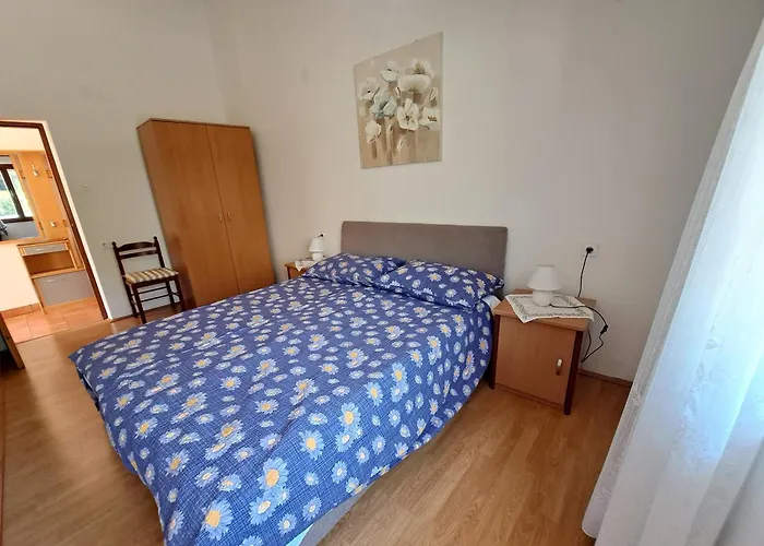 Malenica, Njivice, Croatia, 200 M From The Sea *