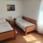 Lejlighed Malenica, Njivice, Croatia, 200 M From The Sea *