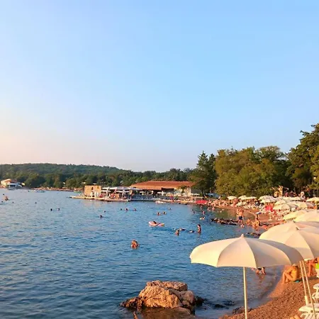アパート Malenica, Njivice, Croatia, 200 M From The Sea ニヴィーチェ