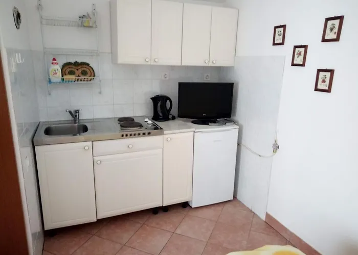 Malenica, Njivice, Croatia, 200 M From The Sea דירה נייביצה