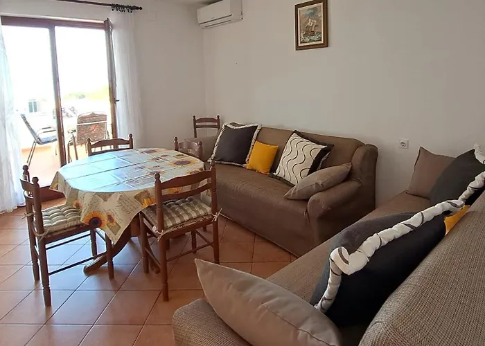 Malenica, Njivice, Croatia, 200 M From The Sea דירה נייביצה