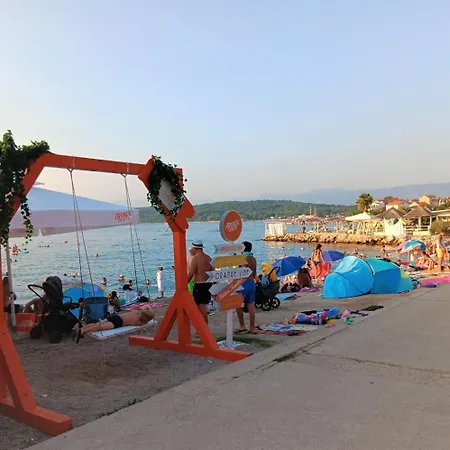 Malenica, Njivice, Croatia, 200 M From The Sea 公寓