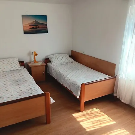 公寓 Malenica, Njivice, Croatia, 200 M From The Sea *